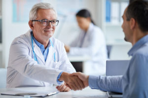 doctor and patient shaking hands PX94QXN